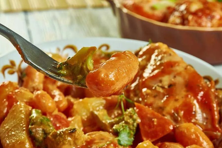 Flavourful tropical curry served with vegetables and herbs.