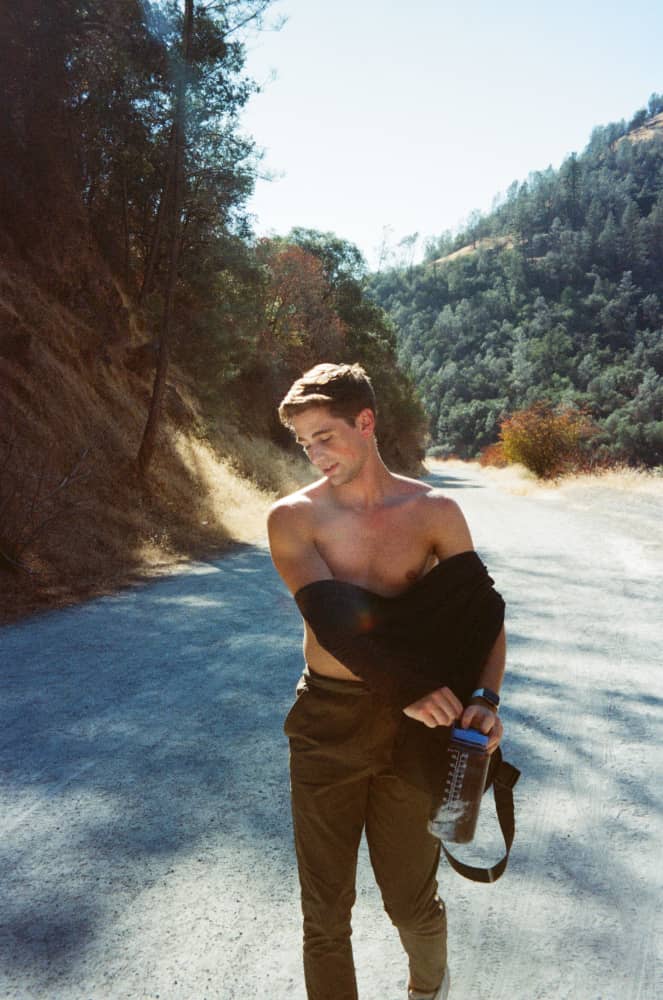 film/0024-0009886700/000988670030-edited_fr43dl