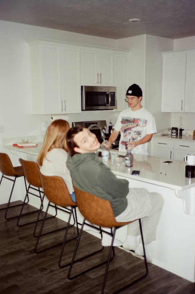 film/00255-0005172000/000517200003-edited_qfplqr