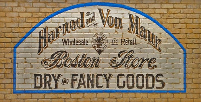 Von Maur Dry Goods