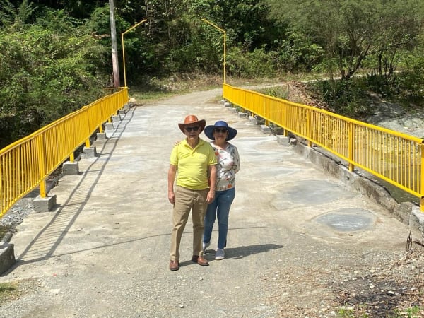 Los fundadores en el puente comunitario
