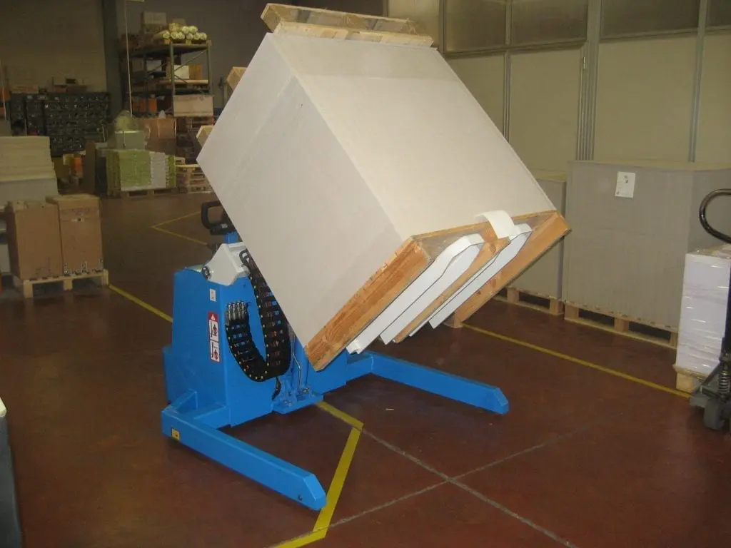 Pallet inverter integrated with a smart factory system