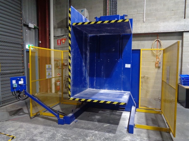 An image showing the challenges of manual pallet handling, with workers struggling with an unstable load