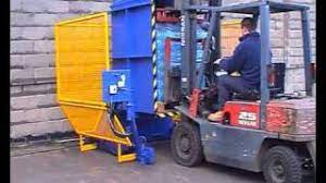A robotic arm performing flexible palletization and depalletization