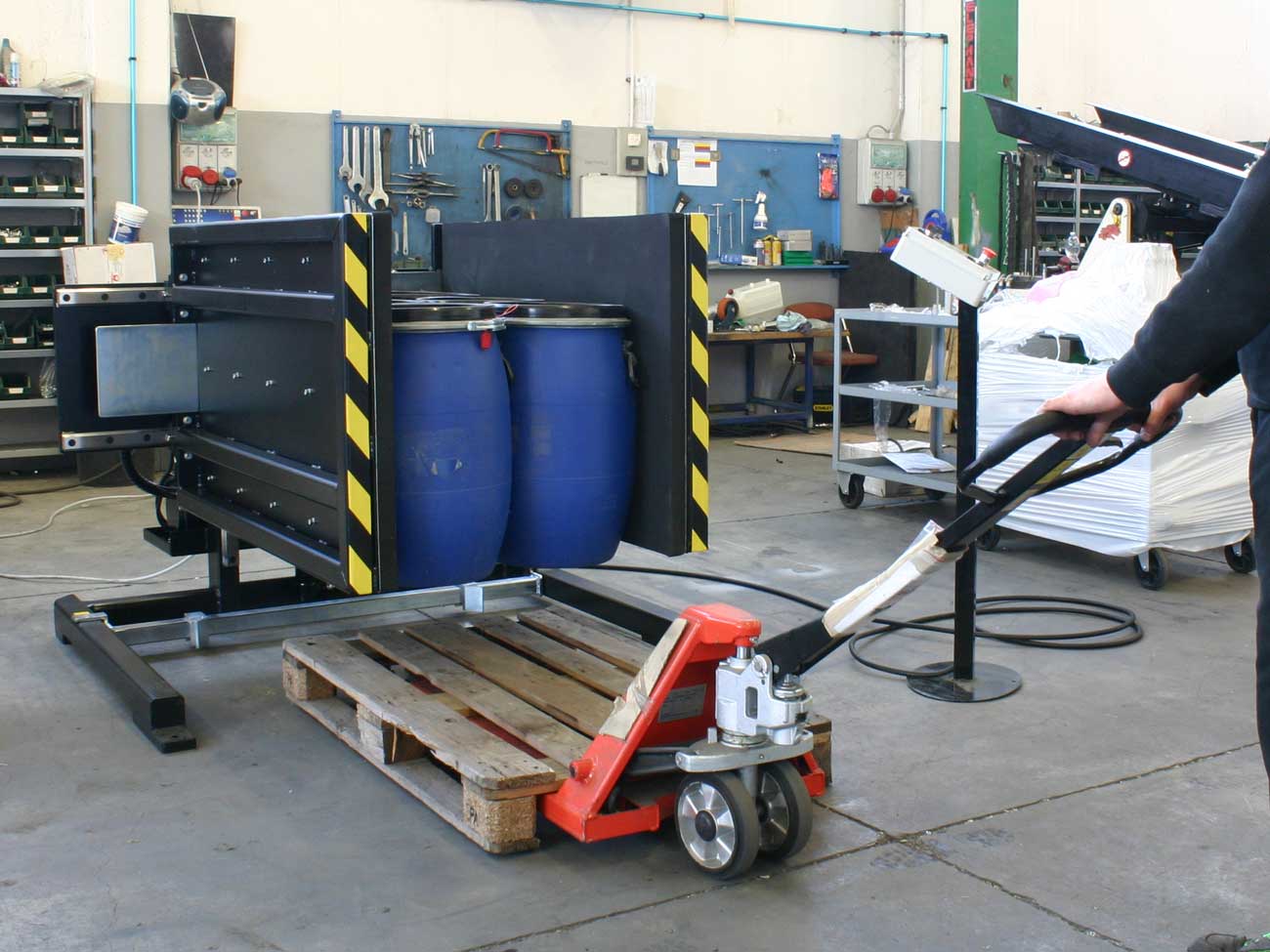 alt with keywords: A pallet changer demonstrating energy efficiency, a key factor for ROI beyond simple cost calculation.