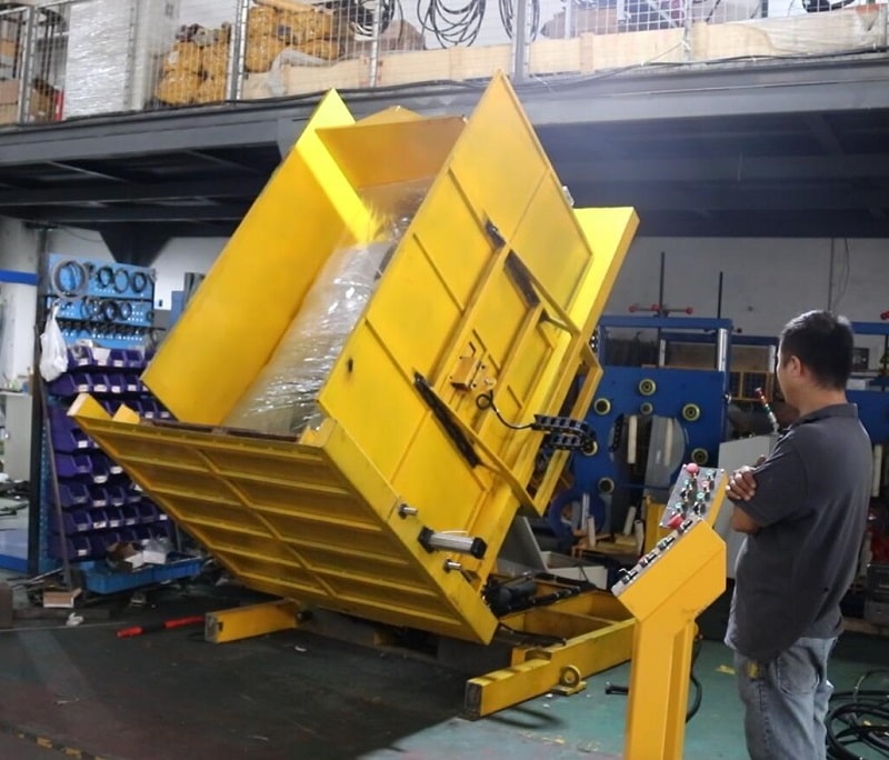 A streamlined logistics warehouse in Colombia featuring an integrated pallet inverter
