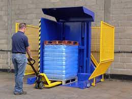alt with keywords: A maintenance engineer easily accessing the hydraulic components of a pallet changer, highlighting ease of maintenance.