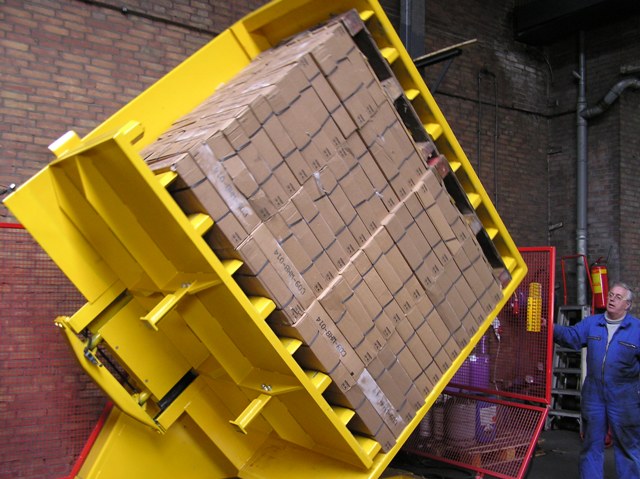 alt with keywords: A pallet changer machine operating quietly, highlighting noise reduction and lower hidden costs in a warehouse.