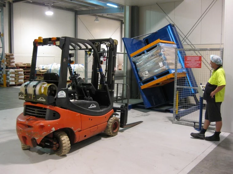 Close-up of the control panel and accessories for a pallet inverter, highlighting its technical components.