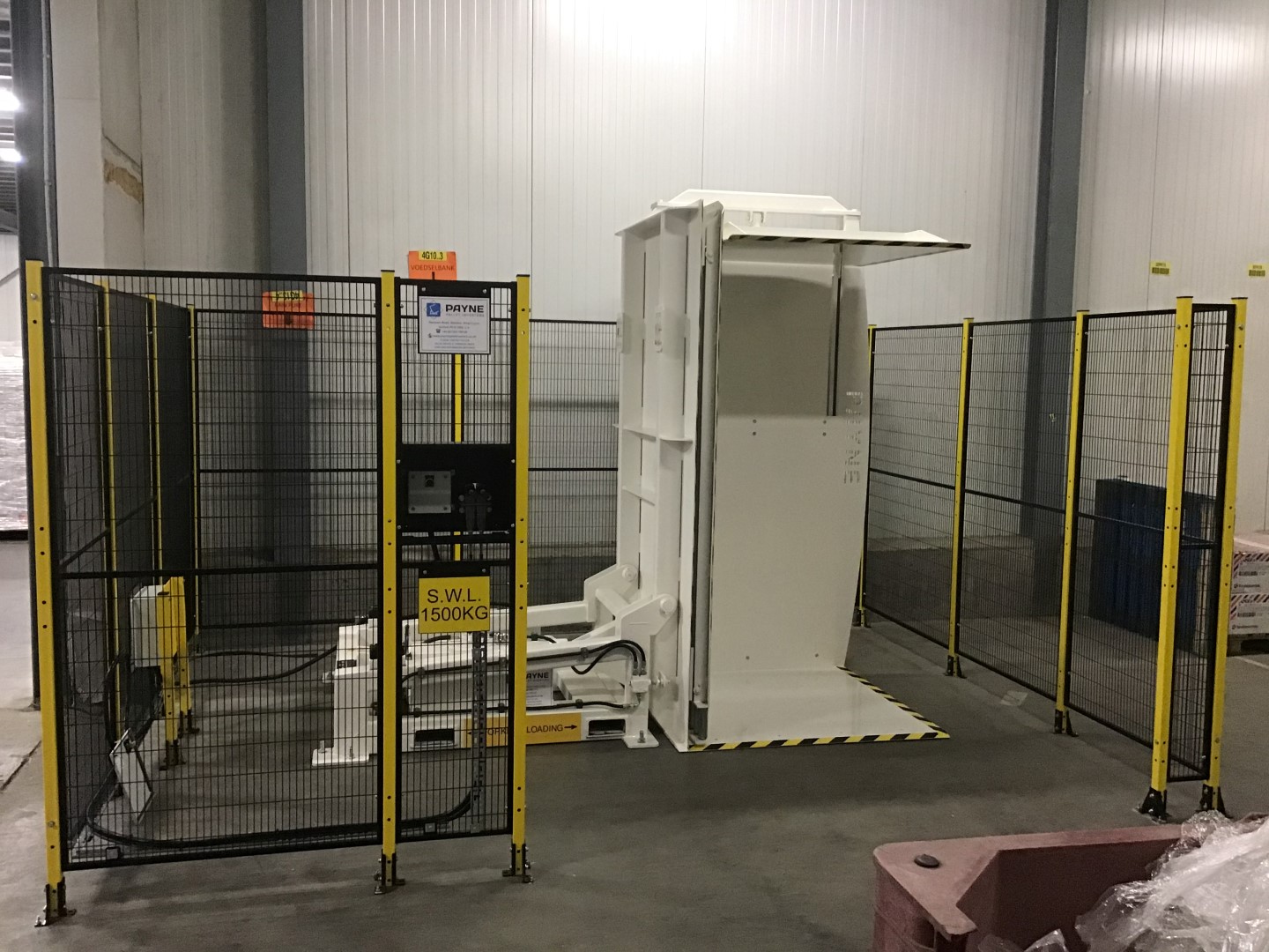 Operator training on a new pallet inverter