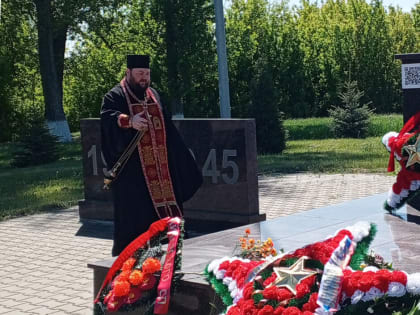 В селе Айдар на братской могиле была совершена заупокойная лития по всем погибшим в годы Великой Отечественной войны