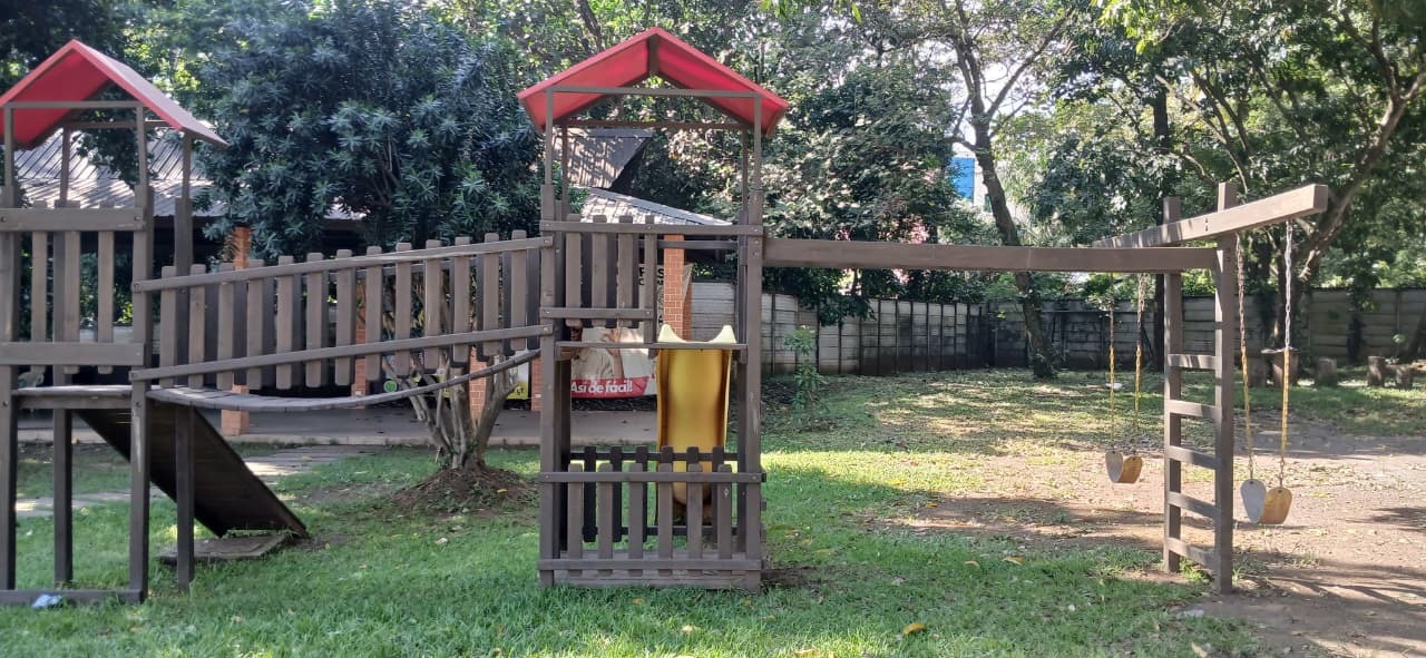 Juegos infantiles y parque del residencial
