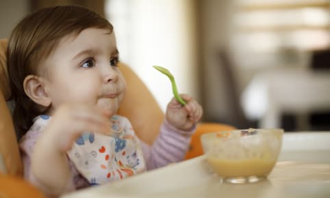 Diversification alimentaire : fruits et biscuits pour la compote