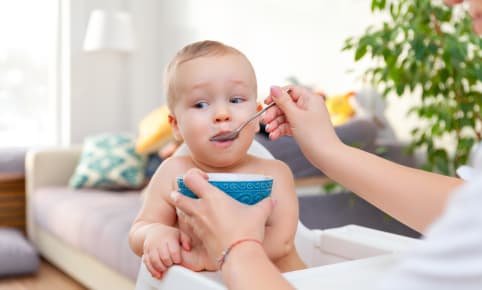 Voeding voor een baby van 6 maanden: alles wat u moet weten over fruit- en groentemandjes