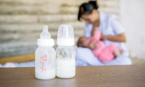 Biberon ou allaitement : comment hydrater bébé ?