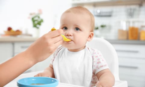 Les repas de bébé de 0 à 12 mois : moins d'appétit, est-ce normal ?
