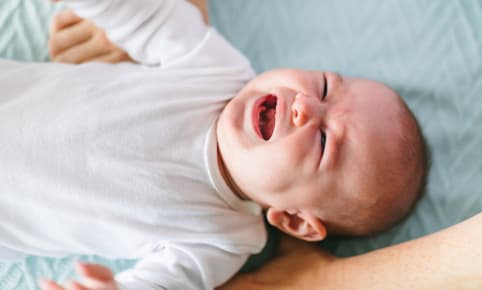 Baby huilt. Laten huilen of in de armen nemen?