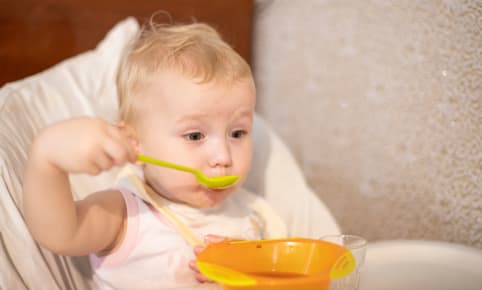 Apprendre à bébé à manger seul : quand et comment le faire ?