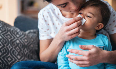 Moucher bébé : comment bien faire un lavage de nez ?