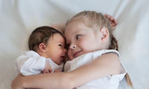 Avoir un deuxième enfant, bon pour la santé du premier !