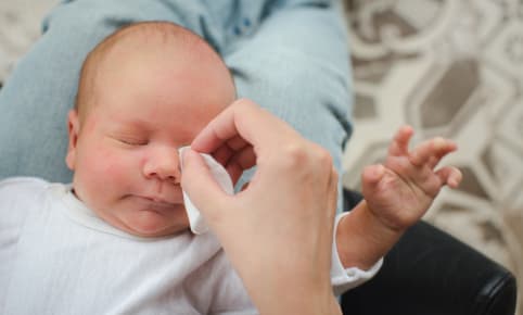 Sérum physiologique pour bébé : un atout majeur pour les jeunes parents