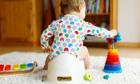 Zetten we onze baby te vroeg op het potje?
