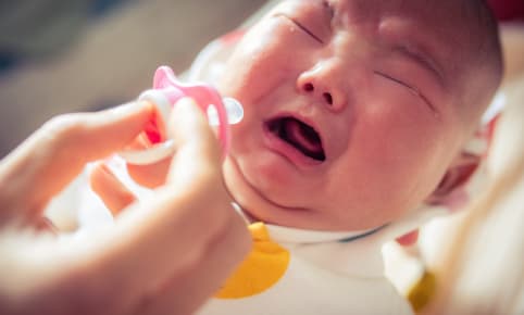 Les caries du nourrisson favorisées par la tétine ?