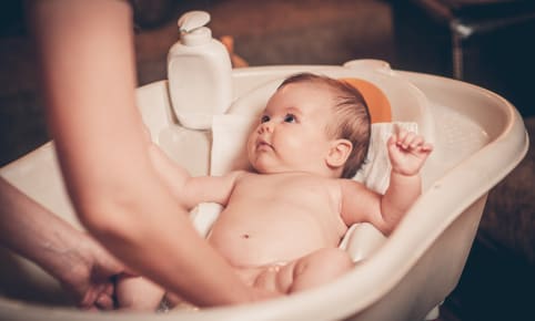 La toilette du nouveau-né : comment bien nettoyer bébé ?