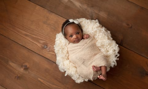Emmailloter bébé, pour ou contre ?