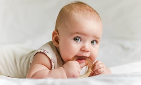 Bébé a mal aux dents, comment le soulager ?