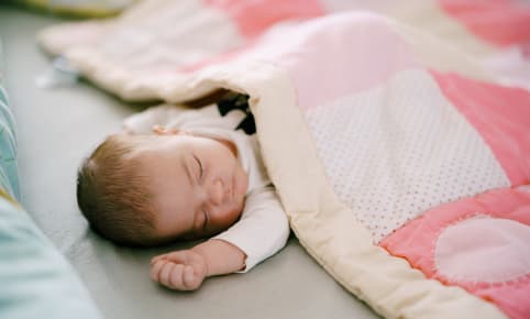 Wist jij dat pasgeboren baby's... gewoonlijk gebalde vuistjes hebben?