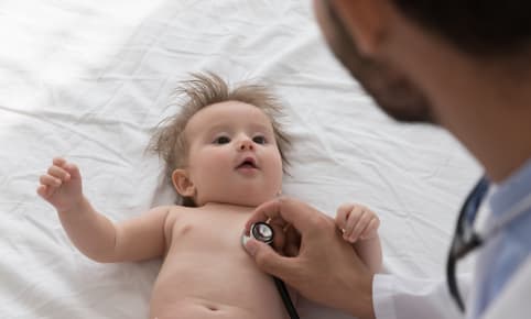 Le souffle au cœur chez bébé : quand consulter un cardiologue ?