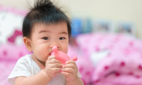 Soulager les douleurs liées aux poussées dentaires de bébé