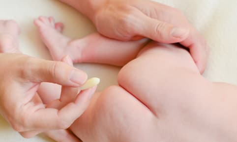 Comment mettre correctement un suppositoire pour bébé ?