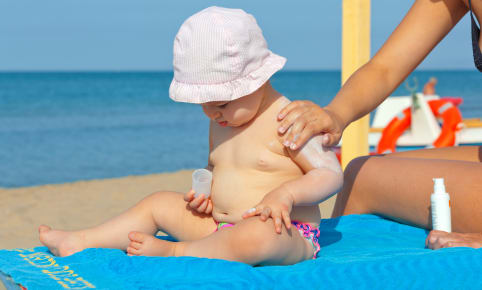 Une pharmacienne nous parle des crèmes solaires pour bébés et enfants !