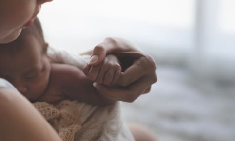 Naissance : découvrez le peau à peau avec bébé