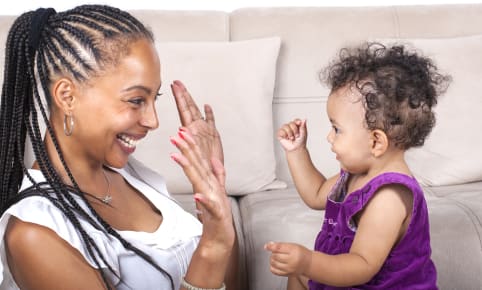 Parler à bébé comme à un adulte stimulerait son intellect !