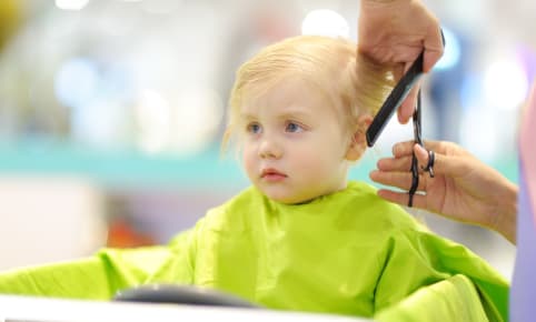 La première coupe de cheveux de bébé