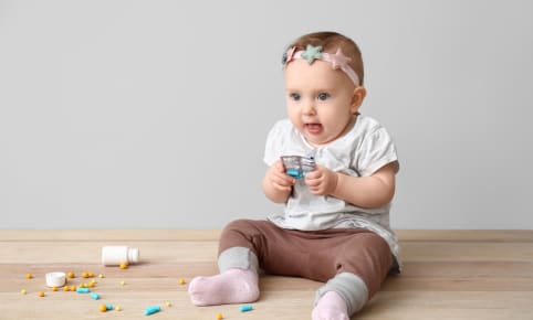 Bébé téméraire ? Protégez l'armoire à pharmacie !