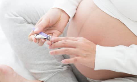 Ongles fragiles pendant la grossesse : est-ce normal et comment en prendre soin ?