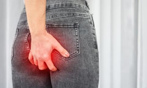 Boutons sur les fesses, pourquoi et que faire ?