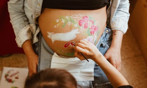 Offrez-vous une séance de bellypainting