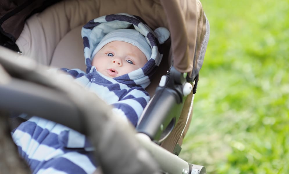 La première promenade avec un nouveau-né - comment s'y préparer ?