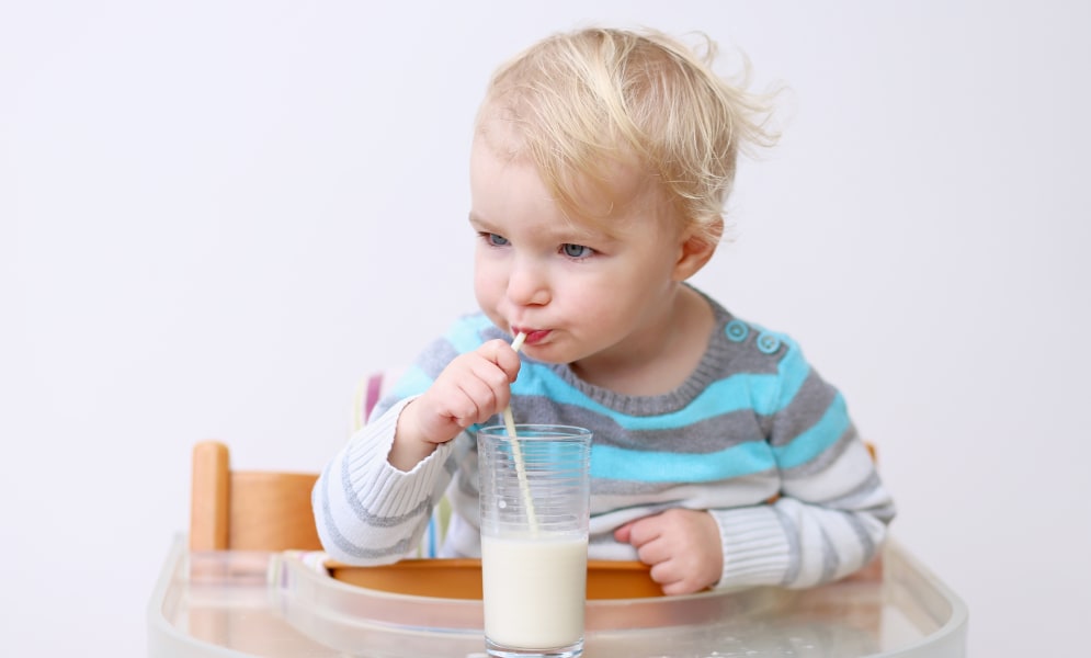 Hoe leer jij je baby drinken met een rietje?