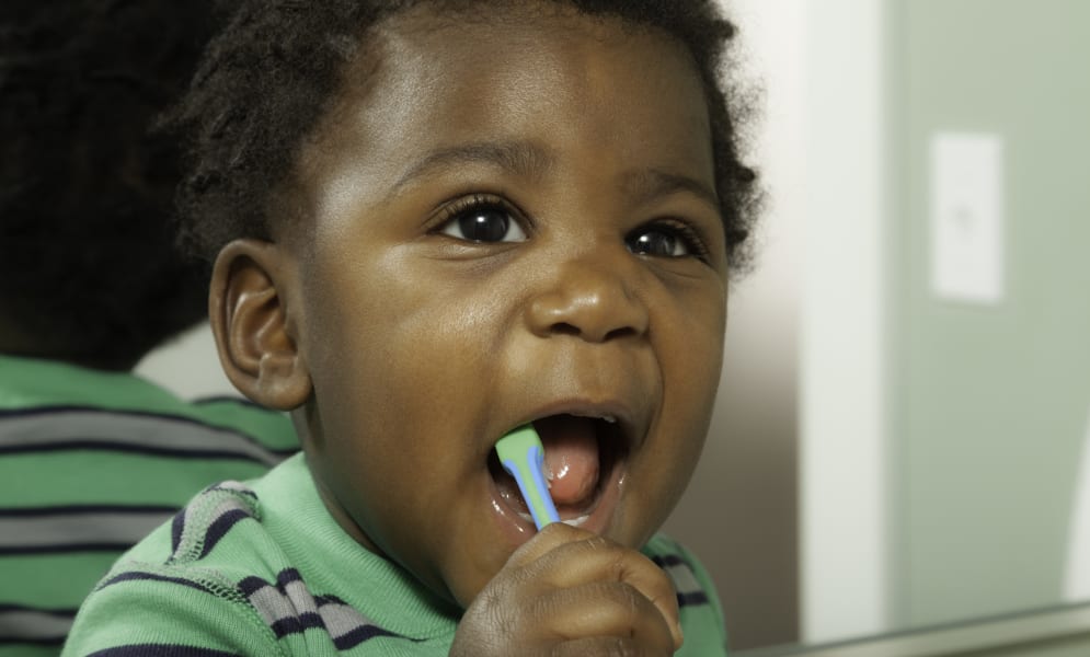 Les dents de bébé : quand commencer à les brosser ?