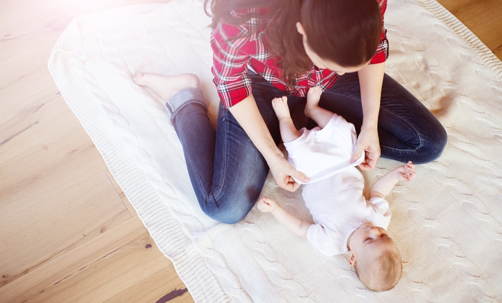 Habiller bébé : prévoyez des vêtements qui s'ouvrent facilement