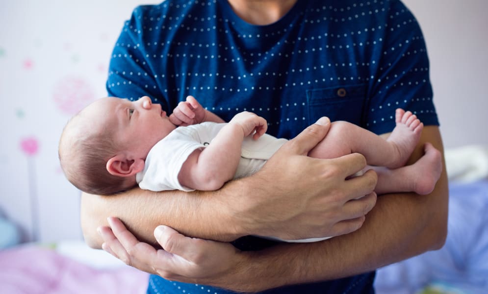 Prendre bébé dans ses bras : est-ce une bonne idée ?