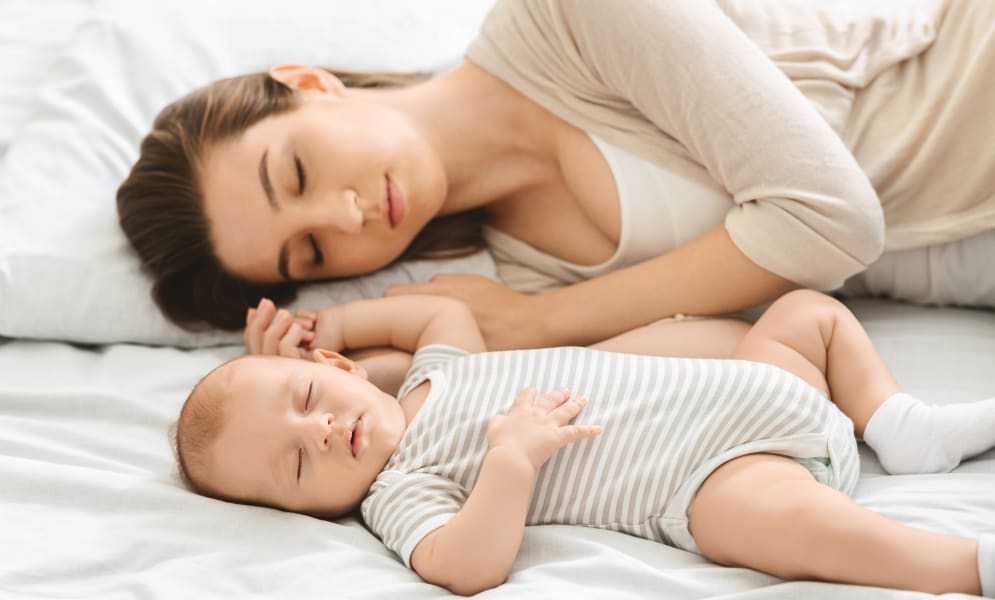 Bébé Mignon Dort La Nuit Dans Un Berceau Pour Bébés Sans Auvent Ni Pare- chocs. Dormir En Toute Sécurité Dans Le Noir