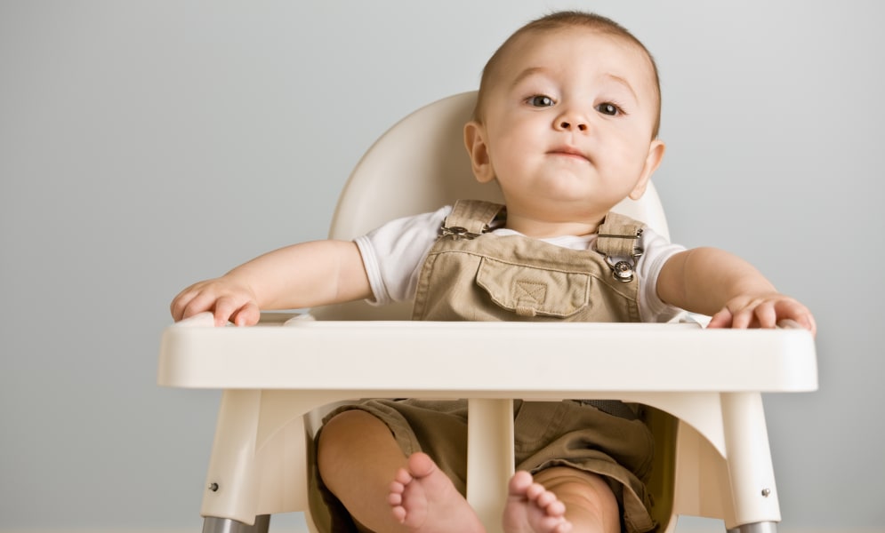 Chaise haute pour bébé : comment bien la choisir pour éviter les chutes ?