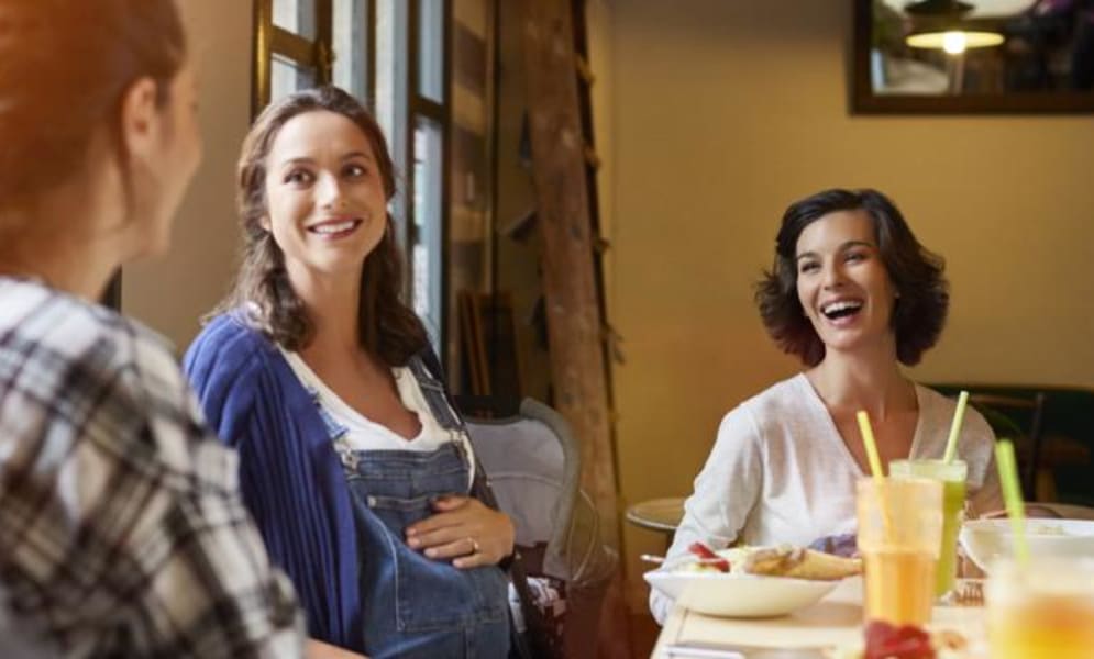 Manger en toute sécurité hors de chez soi quand on est enceinte